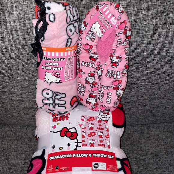 Hello Kitty Valentines Day Cozy Bundle - Picture 2 of 9